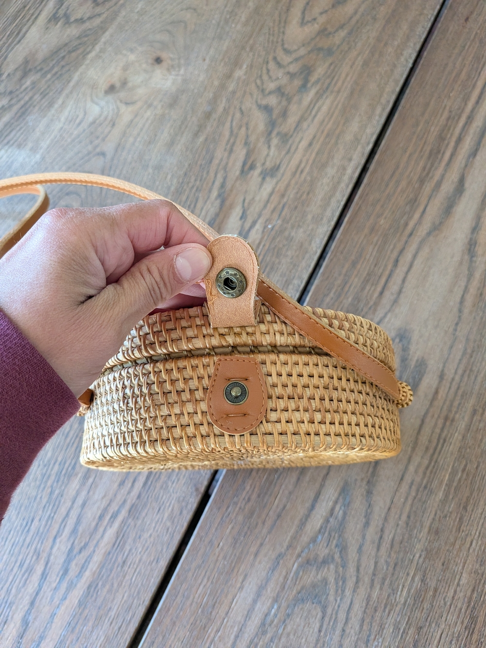 Woven Round Tan Purse Shoulder Bag Snap Closure + Colorful Paisley Lining Print - Picture 6 of 9